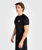 RASHGUARD VENUM CONTENDER A MANICA CORTA NERO/BIANCO