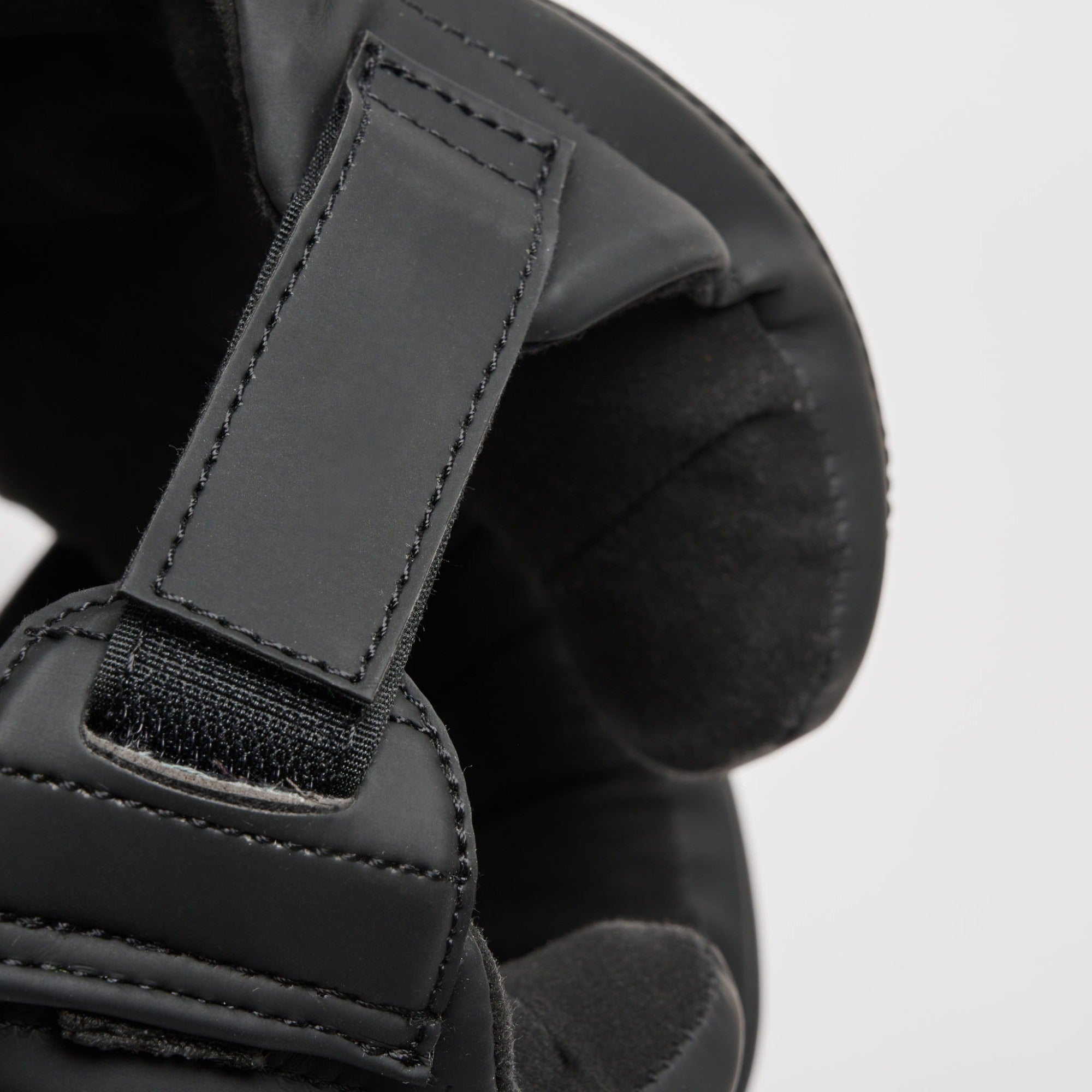 CASCO BLACK EDITION LEONE
